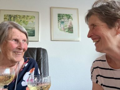Mit meiner Mutter, 93 , trinke ich gerne einen alkoholfreien Wein